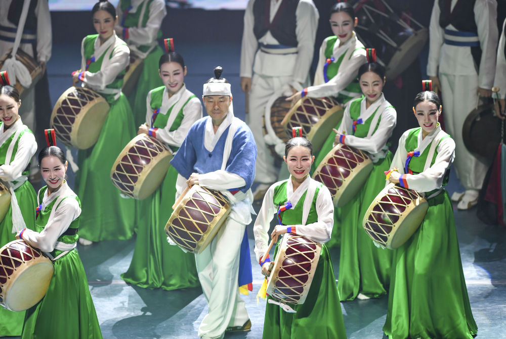 　　韩国釜山市立舞蹈团演员为观众表演节目《畅享Korea》（7月31日摄）。新华社记者 胡虎虎 摄
